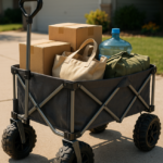 Carro plegable con cajas y equipaje frente a una casa